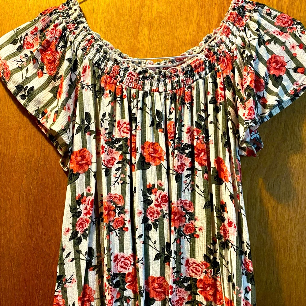 Cute summer top! Never worn..